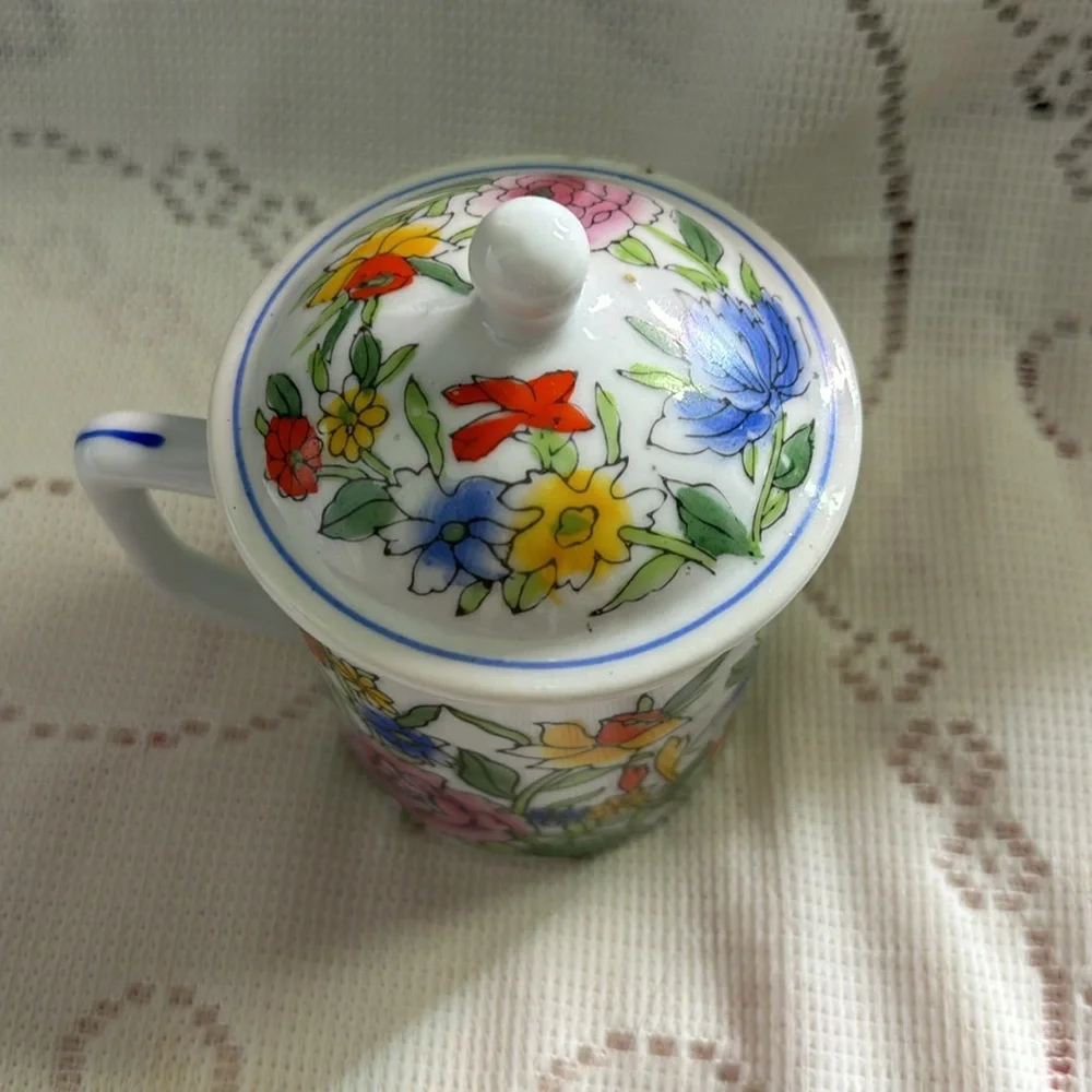 Early 1990s Williams-Sonoma Chinese Porcelain Style Lidded Mugs